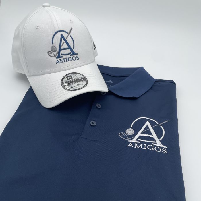 Besticktes Polo und Cap als Teamwear-Beispiel